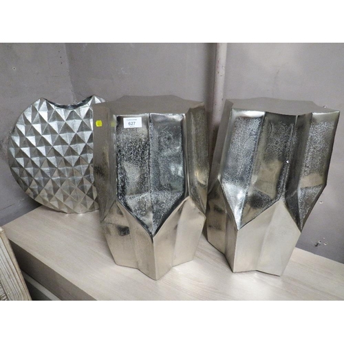 627 - A PAIR OF MODERN METALLIC STOOLS H-48.5 CM AND A SIMILAR VASE (3)