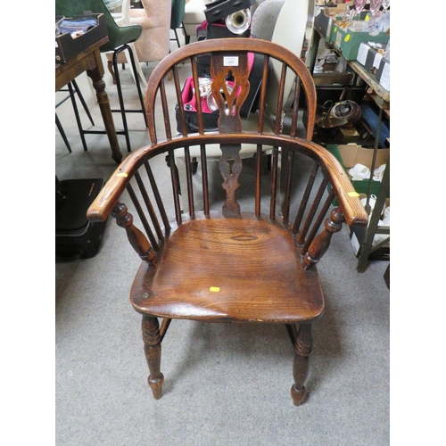 645 - A TRADITIONAL ANTIQUE ELM WINDSOR ARMCHAIR