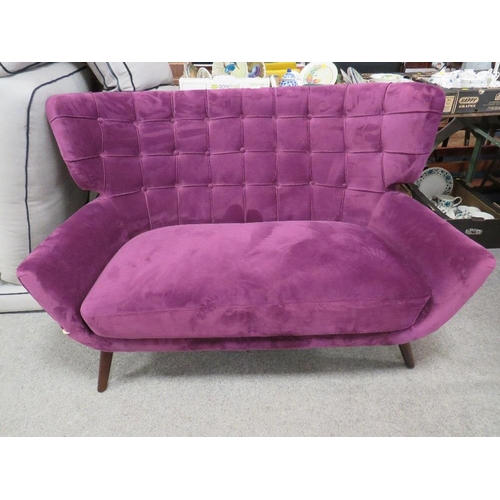 671 - A MODERN UPHOLSTERED PURPLE SETTEE W-138 CM