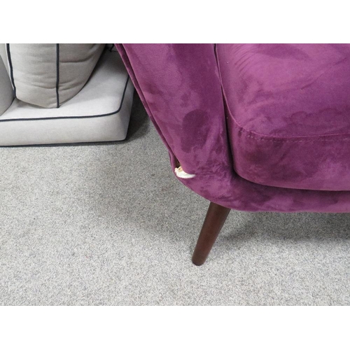 671 - A MODERN UPHOLSTERED PURPLE SETTEE W-138 CM