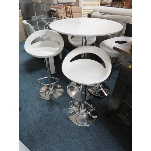 696 - A MODERN WHITE GLOSS BISTRO TABLE WITH FOUR ADJUSTABLE STOOLS