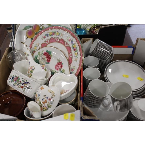 106 - A SMALL TRAY OF ASSORTED CHINA TO INCLUDE ROYAL WORCESTER EVESHAM, WEDGWOOD ETC TOGETHER WITH A TRAY... 