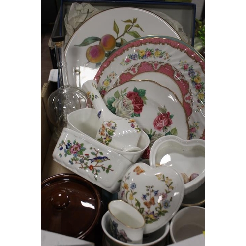 106 - A SMALL TRAY OF ASSORTED CHINA TO INCLUDE ROYAL WORCESTER EVESHAM, WEDGWOOD ETC TOGETHER WITH A TRAY... 