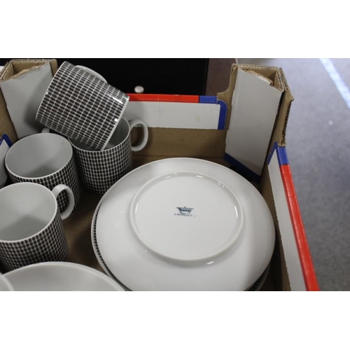 106 - A SMALL TRAY OF ASSORTED CHINA TO INCLUDE ROYAL WORCESTER EVESHAM, WEDGWOOD ETC TOGETHER WITH A TRAY... 