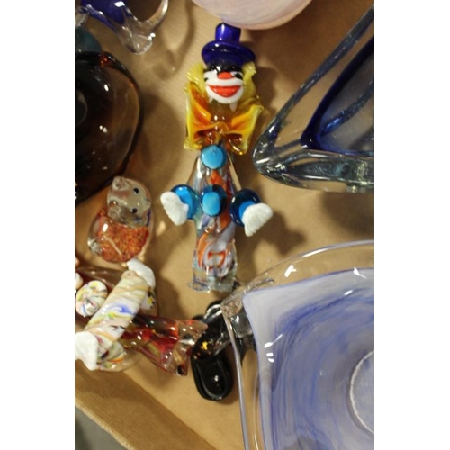 108 - A TRAY OF ASSORTED STUDIO GLASSWARE ETC TO INCLUDE CAITHNESS, MURANO ETC - THE TWO CLOWNS WITH DAMAG... 