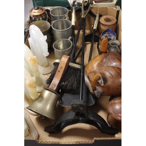 112 - A TRAY OF ASSORTED TREEN AND COLLECTABLES TO INCLUDE FOUR CARVED ONYX HORSE HEAD BOOKENDS / MODELS. ... 