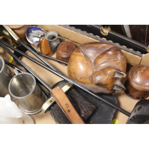 112 - A TRAY OF ASSORTED TREEN AND COLLECTABLES TO INCLUDE FOUR CARVED ONYX HORSE HEAD BOOKENDS / MODELS. ... 