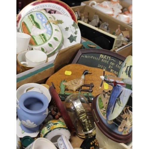 113 - TWO TRAYS OF ASSORTED CERAMICS TO INCLUDE AYNSLEY ETC,F TOGETHER WITH A TRAY OF LILLIPUT LANE COTTAG... 