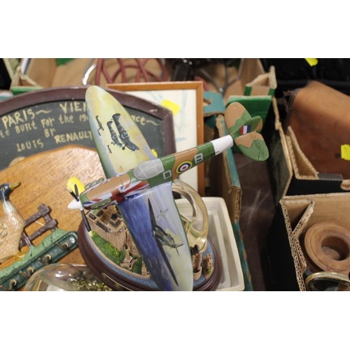 113 - TWO TRAYS OF ASSORTED CERAMICS TO INCLUDE AYNSLEY ETC,F TOGETHER WITH A TRAY OF LILLIPUT LANE COTTAG... 