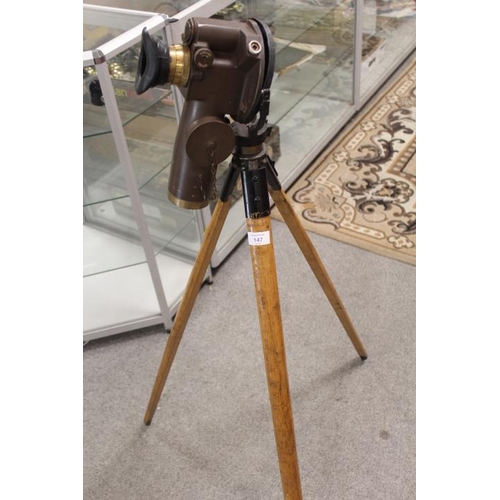 147 - A VINTAGE SURVEYING TELESCOPE / GUN SIGHT ON FOLDING TRIPOD STAND