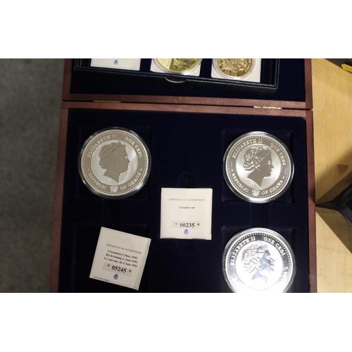 167 - A COLLECTION OF ASSORTED COMMEMORATIVE COINS TO INCLUDE VARIOUS PROOF EXAMPLES, SWAROVSKI SET GOLD P... 