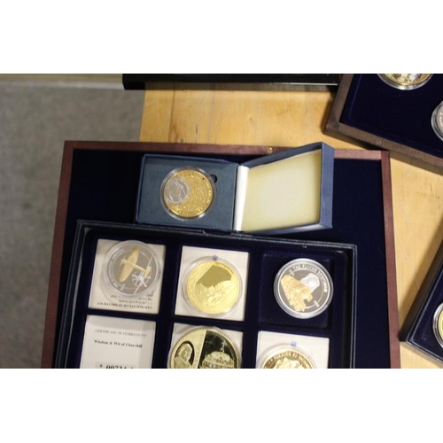 167 - A COLLECTION OF ASSORTED COMMEMORATIVE COINS TO INCLUDE VARIOUS PROOF EXAMPLES, SWAROVSKI SET GOLD P... 