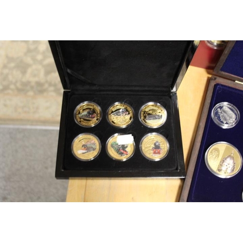 167 - A COLLECTION OF ASSORTED COMMEMORATIVE COINS TO INCLUDE VARIOUS PROOF EXAMPLES, SWAROVSKI SET GOLD P... 