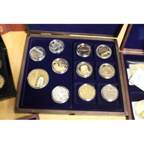 167 - A COLLECTION OF ASSORTED COMMEMORATIVE COINS TO INCLUDE VARIOUS PROOF EXAMPLES, SWAROVSKI SET GOLD P... 