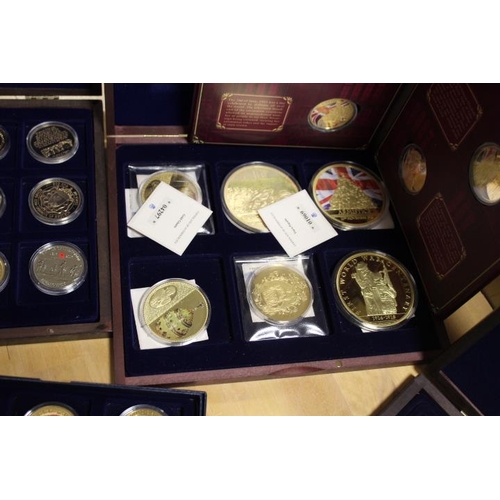 167 - A COLLECTION OF ASSORTED COMMEMORATIVE COINS TO INCLUDE VARIOUS PROOF EXAMPLES, SWAROVSKI SET GOLD P... 