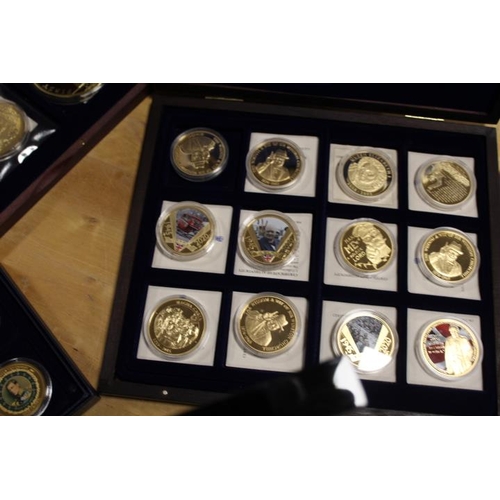 167 - A COLLECTION OF ASSORTED COMMEMORATIVE COINS TO INCLUDE VARIOUS PROOF EXAMPLES, SWAROVSKI SET GOLD P... 