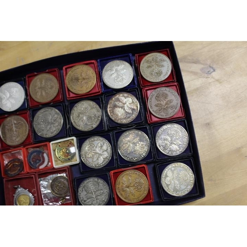 171 - A COLLECTION OF ASSORTED MEDALLIONS ETC TO INCLUDE VARIOUS FLOWER SOCIETY EXAMPLES PLUS A SMALL SELE... 