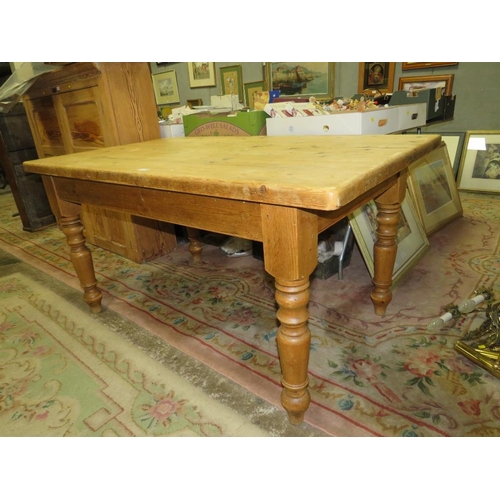 719 - A PINE FARMHOUSE SCRUBTOP TYPE TABLE H-77 W-153 D-91 CM