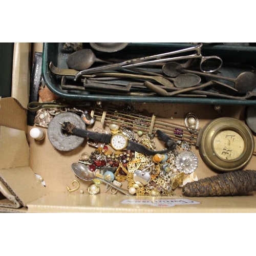 77 - TWO TRAYS OF ASSORTED METALWARE TO INCLUDE A BRONZE TANKARD WITH CROWN STAMP AND 'RWR' PLUS CHEQUERB... 