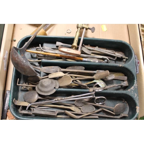 77 - TWO TRAYS OF ASSORTED METALWARE TO INCLUDE A BRONZE TANKARD WITH CROWN STAMP AND 'RWR' PLUS CHEQUERB... 