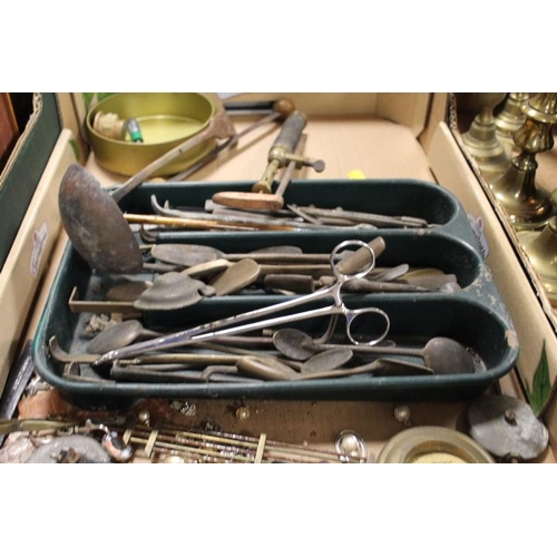 77 - TWO TRAYS OF ASSORTED METALWARE TO INCLUDE A BRONZE TANKARD WITH CROWN STAMP AND 'RWR' PLUS CHEQUERB... 