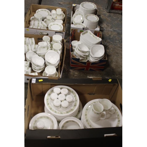 85 - A LARGE QUANTITY OF RETRO STYLE WEDGWOOD BONE CHINA HOTEL WARE TEA AND DINNERWARE TO INCLUDE DINNER ... 