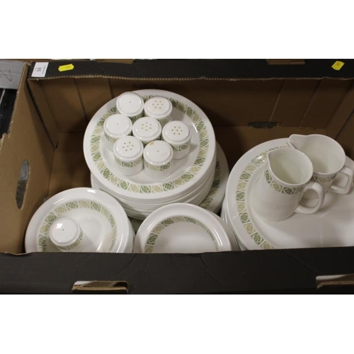 85 - A LARGE QUANTITY OF RETRO STYLE WEDGWOOD BONE CHINA HOTEL WARE TEA AND DINNERWARE TO INCLUDE DINNER ... 