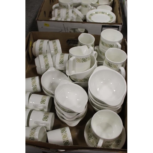 85 - A LARGE QUANTITY OF RETRO STYLE WEDGWOOD BONE CHINA HOTEL WARE TEA AND DINNERWARE TO INCLUDE DINNER ... 