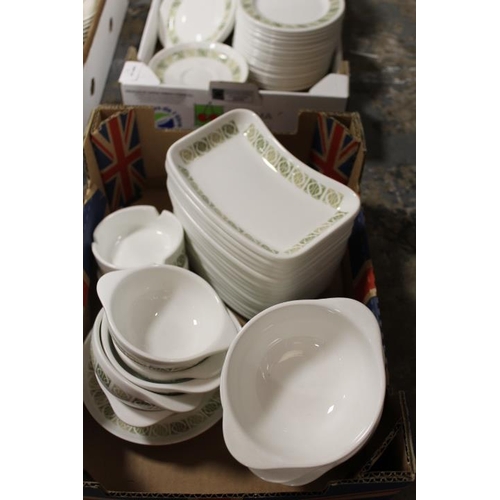 85 - A LARGE QUANTITY OF RETRO STYLE WEDGWOOD BONE CHINA HOTEL WARE TEA AND DINNERWARE TO INCLUDE DINNER ... 