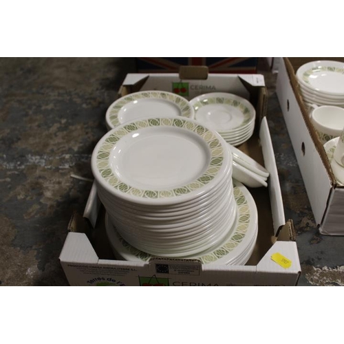 85 - A LARGE QUANTITY OF RETRO STYLE WEDGWOOD BONE CHINA HOTEL WARE TEA AND DINNERWARE TO INCLUDE DINNER ... 