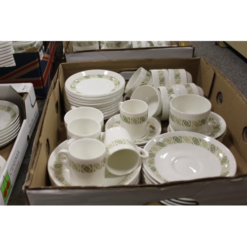 85 - A LARGE QUANTITY OF RETRO STYLE WEDGWOOD BONE CHINA HOTEL WARE TEA AND DINNERWARE TO INCLUDE DINNER ... 