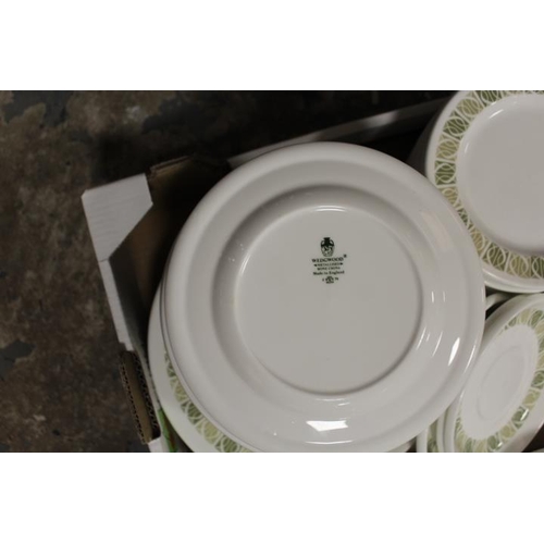 85 - A LARGE QUANTITY OF RETRO STYLE WEDGWOOD BONE CHINA HOTEL WARE TEA AND DINNERWARE TO INCLUDE DINNER ... 