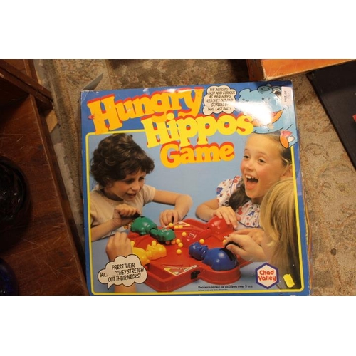 86 - A COLLECTION OF VARIOUS VINTAGE TOYS AND GAMES ETC TO INCLUDE HUNGRY HIPPOS, SPIROMATIC, DRUMS ETC