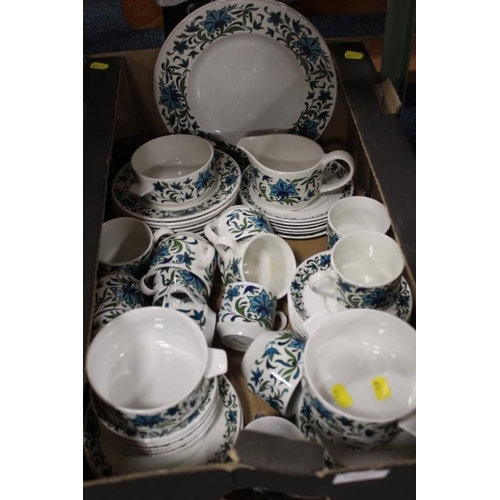 92 - TWO TRAYS OF MID CENTURY RETRO FLORAL PATTERN MIDWINTER TEA AND DINNERWARE