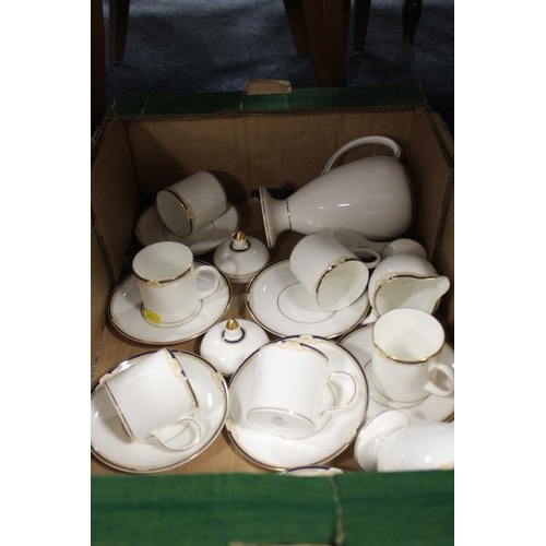 94 - A TRAY OF WEDGWOOD CAVENDISH TEAWARE TOGETHER WITH ANOTHER BOX OF TEAWARE AND CERAMICS TO INCLUDE MI... 