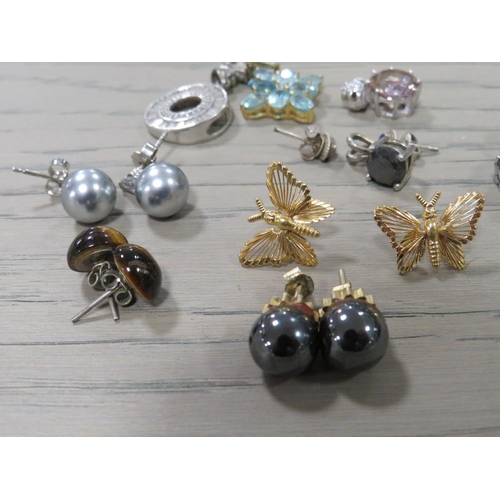 224 - A COLLECTION OF ASSORTED EARRINGS TOGETHER WITH A GEMSET SILVER PENDANT