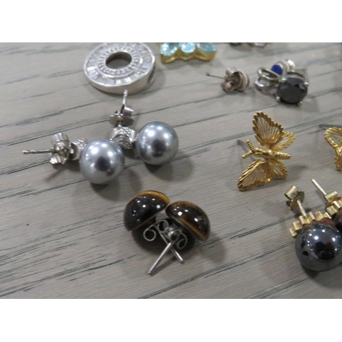 224 - A COLLECTION OF ASSORTED EARRINGS TOGETHER WITH A GEMSET SILVER PENDANT