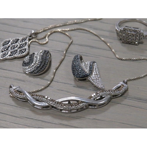 228 - A COLLECTION OF SILVER JEWELLERY TO INCLUDE DIAMOND SET EXAMPLES