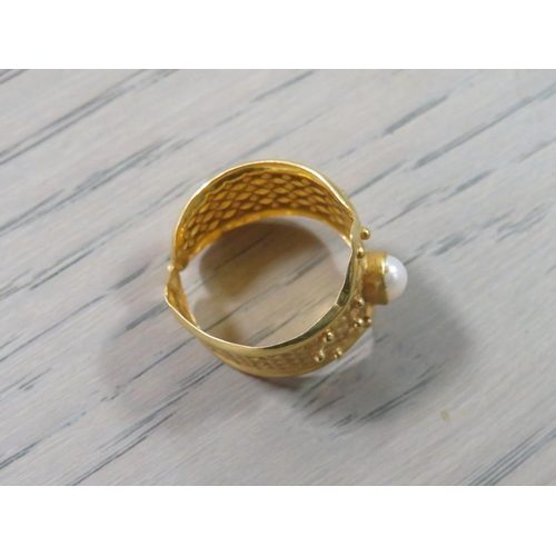 231 - A CONTINENTAL 22 CT GOLD RING SET WITH SINGLE PEARL STAMPED 22K - APPROX 4.2 G