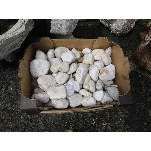 558 - A QUANTITY OF GARDEN ANIMAL ORNAMENTS INCLUDING A WATER FEATURE