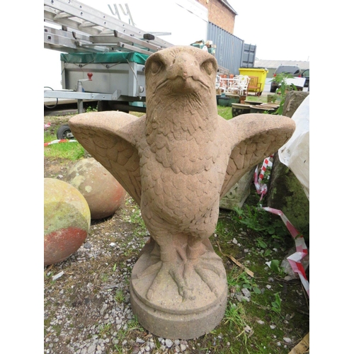 562 - A STONE GARDEN EAGLE H-70 CM