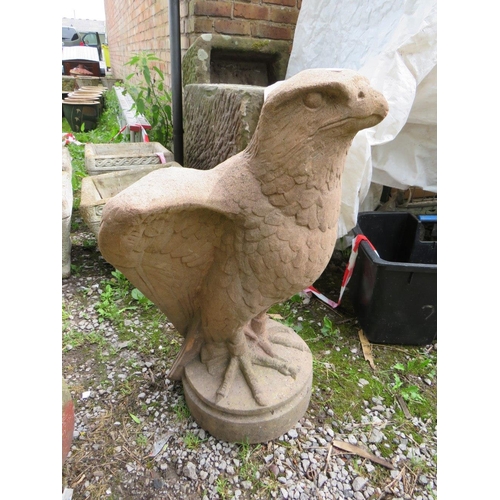 562 - A STONE GARDEN EAGLE H-70 CM