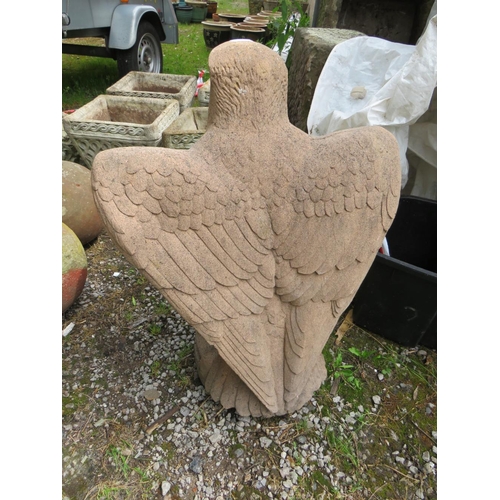 562 - A STONE GARDEN EAGLE H-70 CM