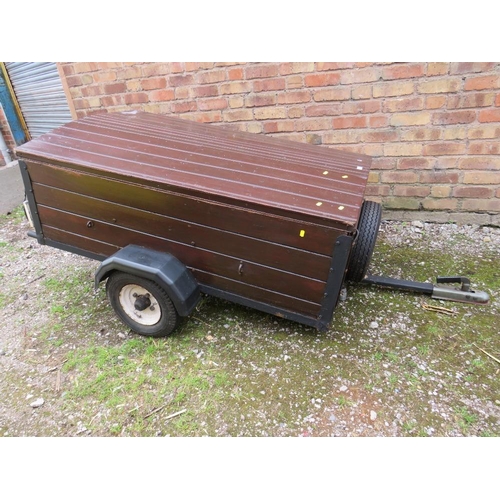 571 - A SMALL OLD TWO WHEEL CAR TRAILER WITH TAILBOARD