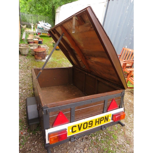 571 - A SMALL OLD TWO WHEEL CAR TRAILER WITH TAILBOARD