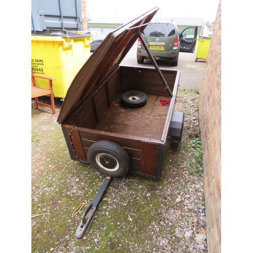 571 - A SMALL OLD TWO WHEEL CAR TRAILER WITH TAILBOARD