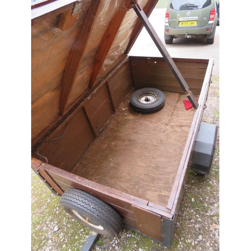 571 - A SMALL OLD TWO WHEEL CAR TRAILER WITH TAILBOARD