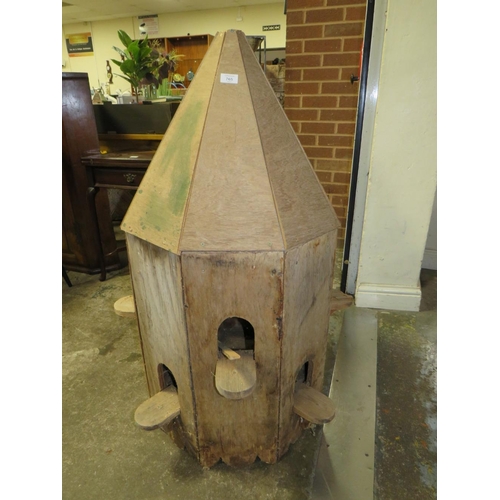 765 - A WOODEN DOVECOTE