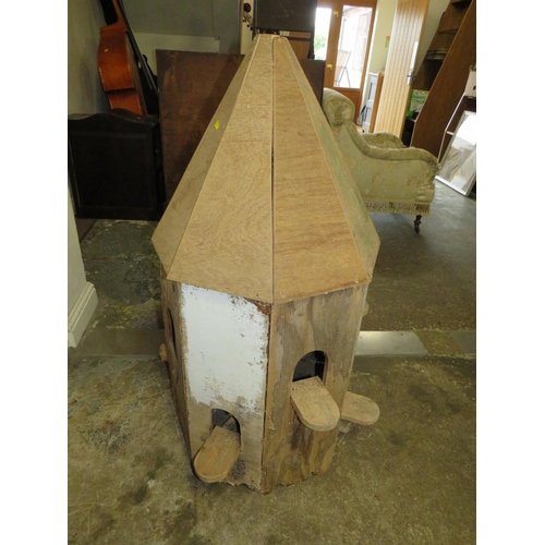 765 - A WOODEN DOVECOTE