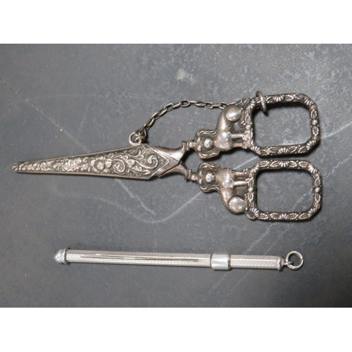 178 - A PAIR OF ANTIQUE SEWING SCISSORS WITH COVER TOGETHER WITH A WHITE METAL COCKTAIL STIRRER (2)